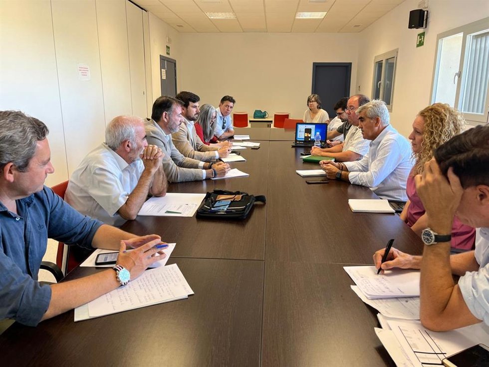 El director general de Producción Agrícola y Ganadera, Daniel Quesada, con representantes agrícolas del Marco de Jerez.