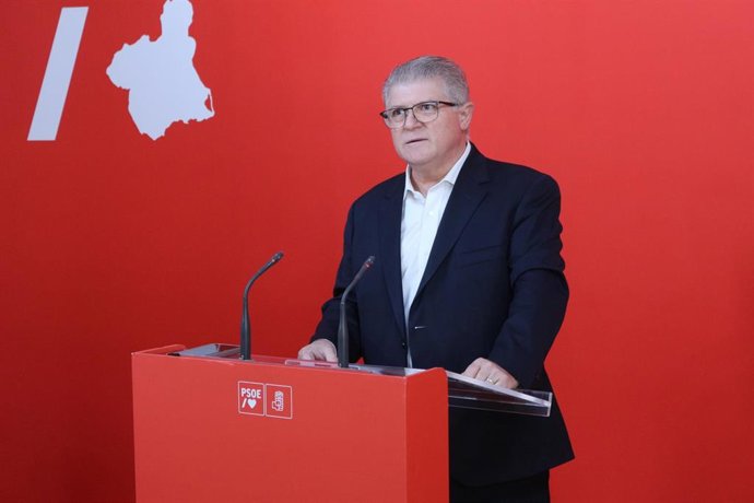 El secretario general del PSRM-PSOE y portavoz del Grupo Parlamentario Socialista, José Vélez