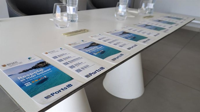 Folletos de la campaña para promover buenas prácticas náuticas.