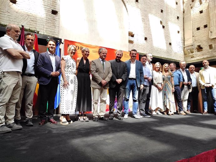 Foto de familia en la presentación de Flora.