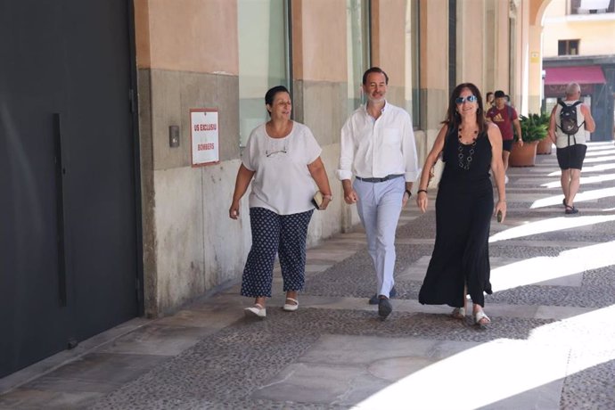 La diputada de Vox María José Verdú, el presidente del Parlament, Gabriel Le Senne, y la portavoz de Vox, Manuela Cañadas, en la calle Palau Reial.