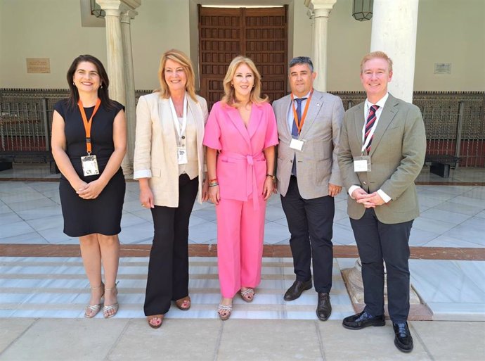 Encuentro entre la alcaldesa de Huelva, Pilar Miranda, y la  consejera de Economía y Hacienda de la Junta de Andalucía, Carolina España.