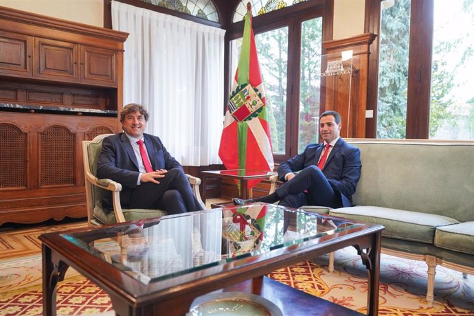 El Lehendakari recibe al Secretario General del PSE-EE en la última reunión de la ronda con los partidos políticos de esta semana