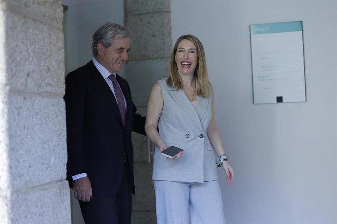 La presidenta de la Junta de Extremadura, María Guardiola, y el consejero de Gestión Forestal y Mundo Rural, Ignacio Higuero, tras comparecer ante los medios de prensa tras el anuncio de ruptura de VOX con el PP, en la Presidencia de la Junta de Extrema