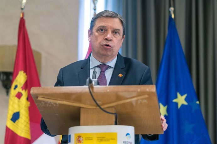 Archivo - El ministro de Agricultura, Pesca y Alimentación, Luis Planas