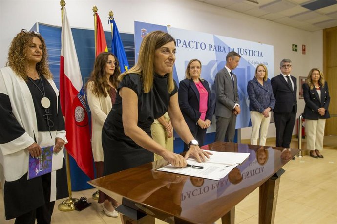 La presidenta de Cantabria, María José Sáenz de Buruaga, firma el Pacto para la Justicia