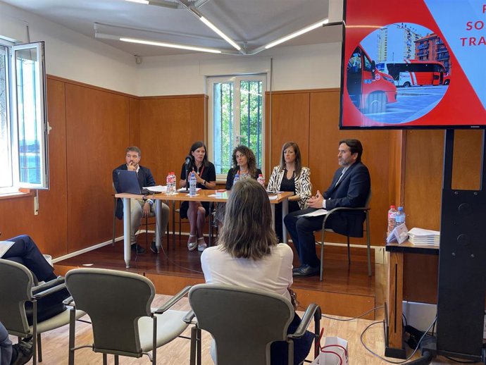 La directora general de Movilidad, Lorena del Valle, en una mesa redonda sobre financiación y transporte público.