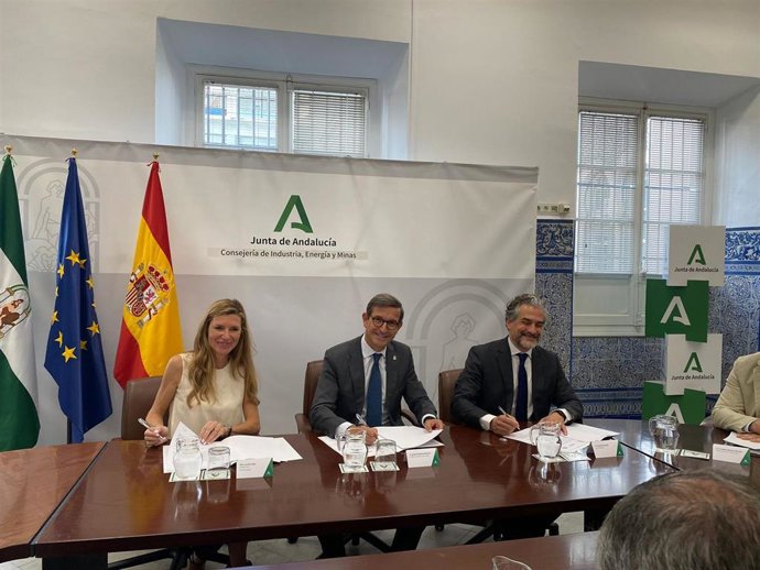 Firma del convenio de colaboración entre la Junta, Aenor y la Agrupación de Fabricantes de Cemento de Andalucía.