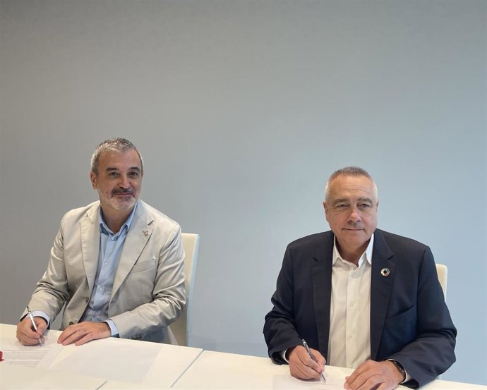 Jaume Collboni y Pere Navarro durante la firma del acuerdo este viernes.