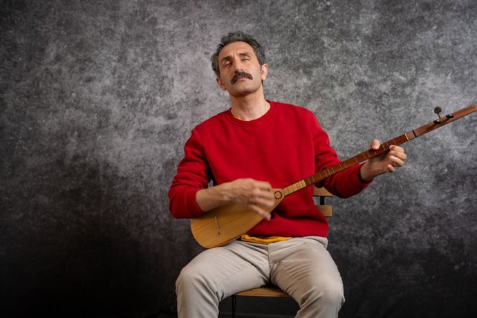 El artista Ali Dogan Gönültas, que cerrará el ciclo Cançons de la Mediterrània.