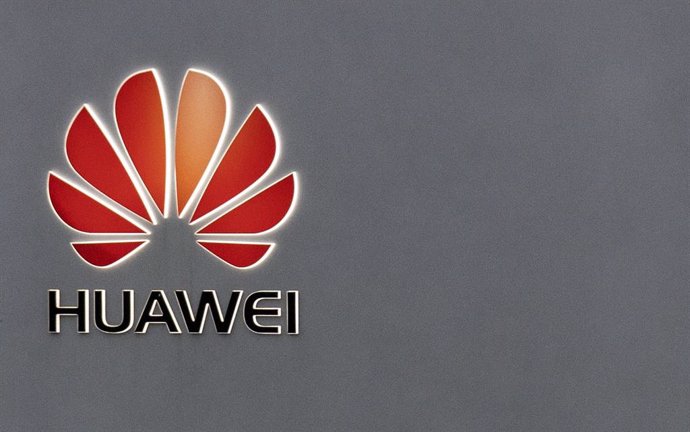 Archivo - FILED - 06 December 2018, England, London: A general view of Huawei logo at the UK Headquarters.