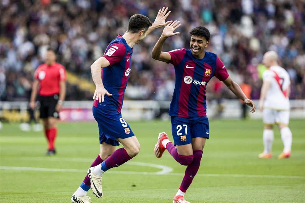 Archivo - Robert Lewandowski and Lamine Yamal of FC Barcelona celebrates a goal during the Spanish league, La Liga EA Sports, football match played between FC Barcelona and Rayo Vallecano at Estadio Olimpico de Montjuic on May 19, 2024 in Barcelona, Spa