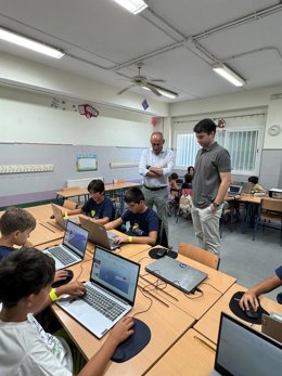 José María Soriano, alcalde de Tomare, durante su visita al campus de verano.