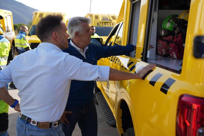 El consejero de Transición Ecológica y Energía del Gobierno de Canarias, Mariano Hernández Zapata, junto a nuevos equipos de los EIRIF
