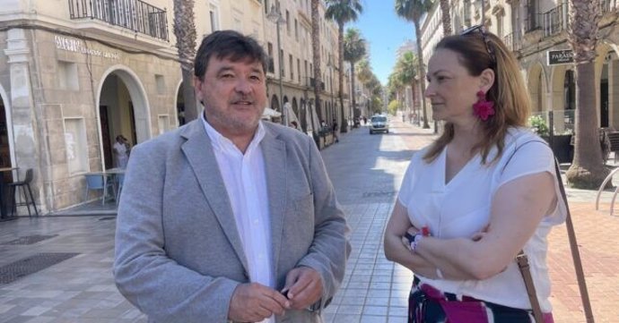 El diputado nacional por el PSOE de Huelva, Gabriel Cruz, junto a la viceportavoz del Grupo Municipal Socialista en el Ayuntamiento de la capital.