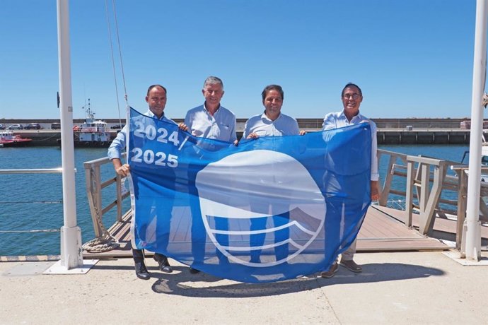 Acto de izado de la bandera azul en el puerto deportivo de Mazagón.