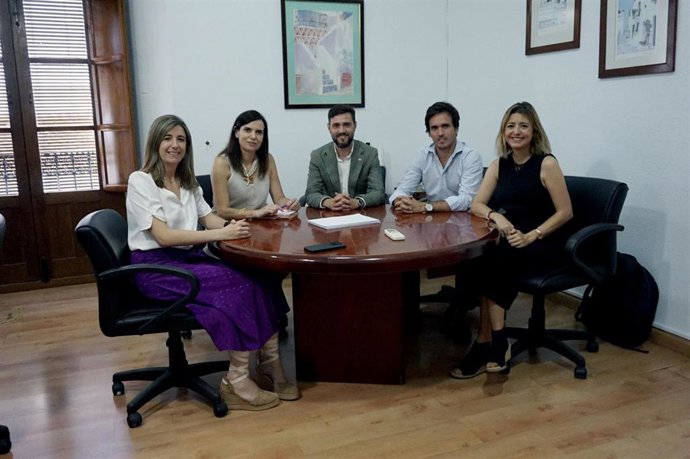 La delegada territorial de Empleo, Empresa y Trabajo Autónomo de la Junta en Córdoba, María Dolores Gálvez (segunda por la izda.), en el encuentro con AJE.