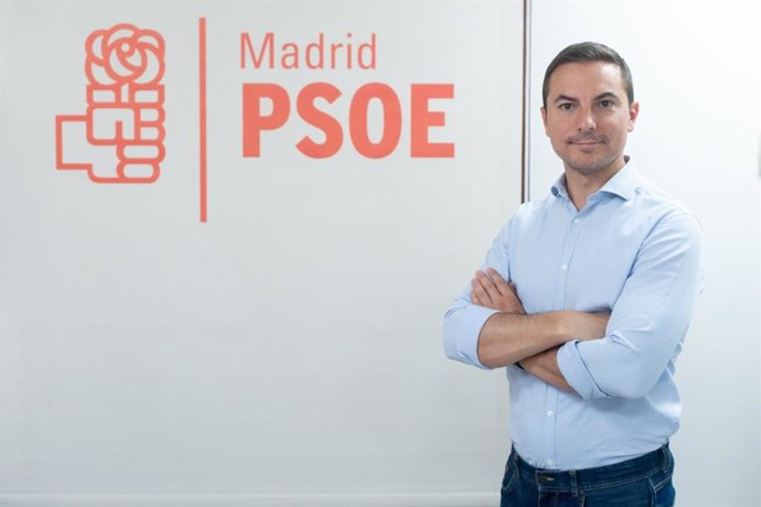 El secretario general del PSOE-M, Juan Lobato, en la sede del partido tras una entrevista con Europa Press.