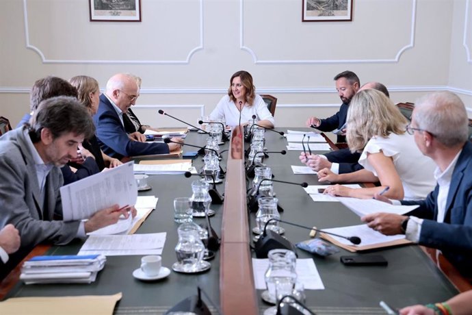 Imagen de la alcaldesa de Valncia, María José Catalá (c), y el segundo teniente de alcalde y portavoz de Vox. Juanma Badenas (d), en la Junta de Gobierno Local.