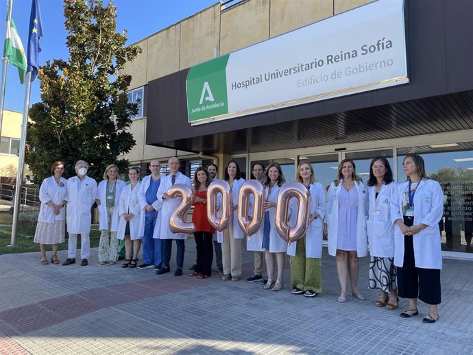 La delegada de Salud conmemora las 2.000 cirugías robóticas junto la Dirección y profesionales del Hospital Reina Sofía.