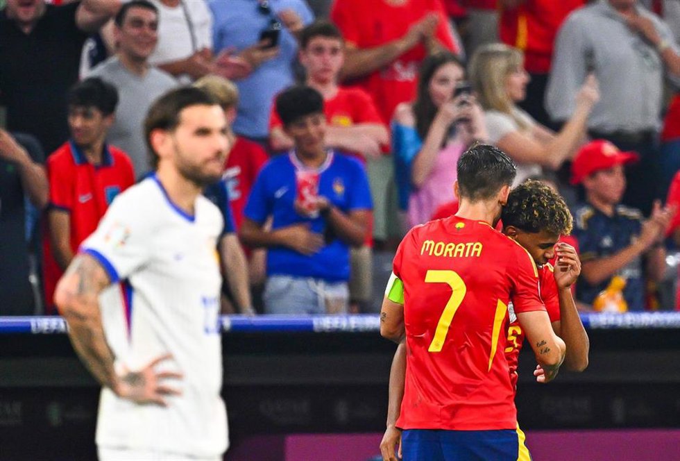 09 July 2024, Bavaria, Munich: Spain's Alvaro Morata (L) and goalscorer Lamine Yamal (R) celebrate their side's first goal of teh game during the UEFA Euro 2024 Semi-final soccer match between Spain and France at Munich Football Arena. Photo: Tom Weller