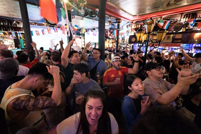 Varios aficionados celebran un gol del partido de España en la Eurocopa