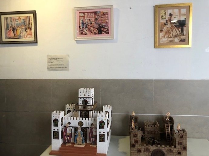 Exposición de maquetas de diferentes edificios históricos realizada por un usuario del centro de salud de El Torrejón de Huelva.