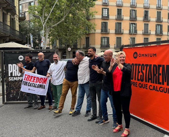 Oleguer Serra i Xavier Antich amb Ruben Wagensberg, Jesús Rodríguez, Josep Campmajó, Marta Molina, Oriol Soler i Xavier Vendrell, en l'acte d'Òmnium 