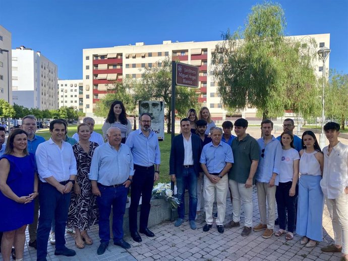 Miembros del PP y NNGG en el acto en recuerdo de Miguel Ángel Blanco.