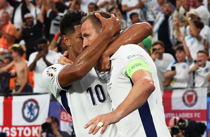 Los jugadores de la selección inglesa Jude Bellingham y Harry Kane celebrando un gol.