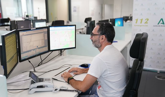 Archivo - Un operador del 112 Andalucía.