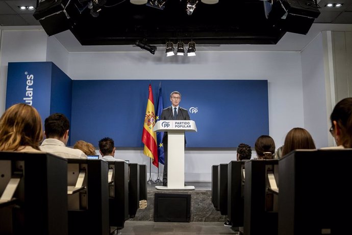 El presidente del Partido Popular, Alberto Núñez Feijóo, ofrece una rueda de prensa, en la sede del PP, a 12 de julio de 2024, en Madrid (España). Ayer, 11 de julio, el líder de VOX, Santiago Abascal, anunció la decisión de que dimitirán de sus cargos los