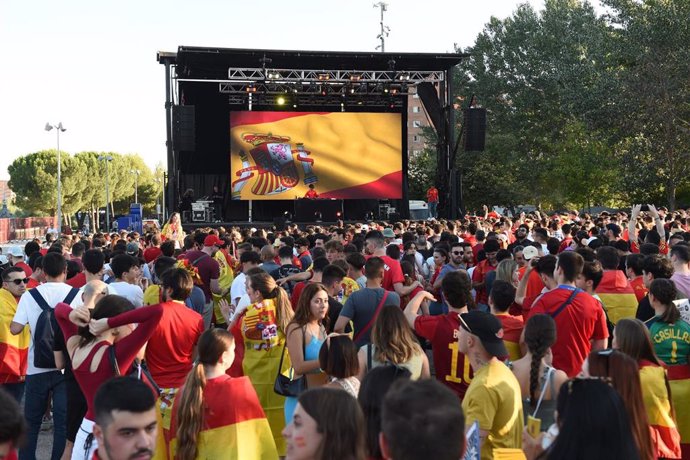 Ambiente durante el partido de semifinales de la Eurocopa entre España y Francia desde una pantalla gigante en una explanada de Madrid.