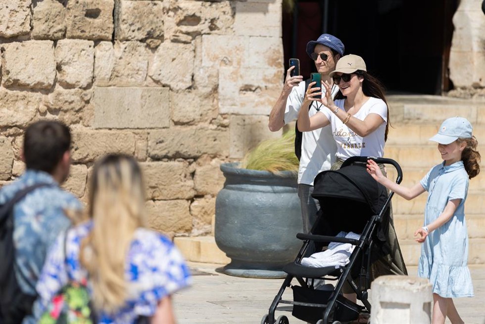 Archivo - Varios turistas en Palma.