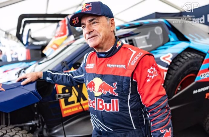 El piloto español Carlos Sainz, en la presentación del nuevo Ford T1 para el Rally Dakar 2025.