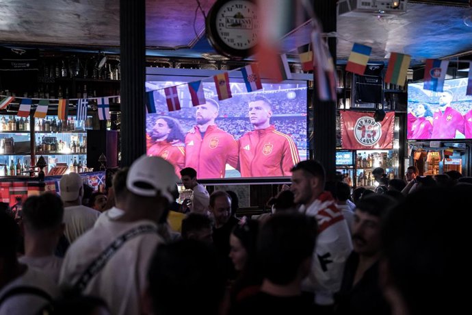 Varios aficionados ven por televisión el partido entre España y Georgia de la Eurocopa 2024, en el restaurante 'La Fontana de Oro', a 30 de junio de 2024, en Madrid (España). La selección española masculina de fútbol juega el partido de octavos de final d