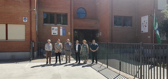 Archivo - El IES 'Miguel Hernández' de Ocaña, uno de los centros que cumplirá la función de Escuela Embajadora del Parlamento Europeo, durante una visita institucional.