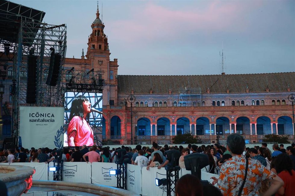 El grupo musical El columpio asesino, durante una actuación en el Icónica Sevilla Fest 2024.