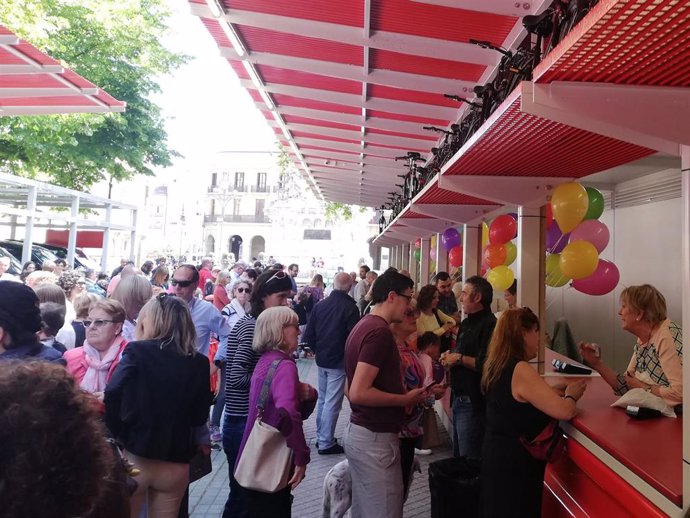 Archivo - Varias personas compran boletos en la Tómbola de Cáritas 2024.