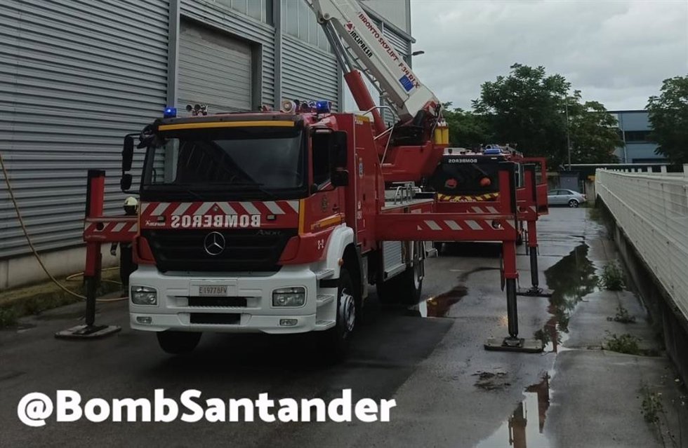 Bomberos extinguen el incendio de una nave en el polígono de Morero