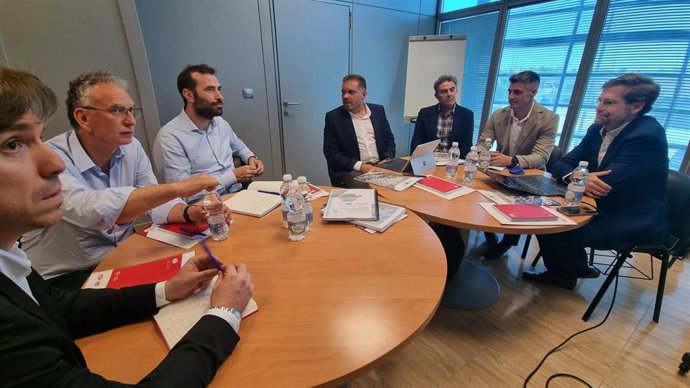 Reunión entre representantes de la CGU del Canal de Orellana y el ministro de Economía, Carlos Cuerpo