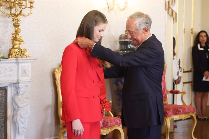 El presidente de Portugal, Marcelo Rebelo de Sousa, impone la Gran Cruz de la Orden de Cristo a la Princesa Leonor