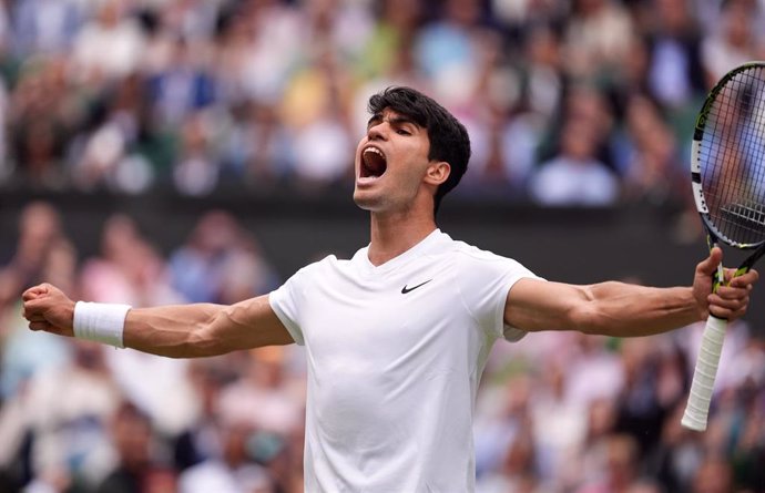 El tenista español Carlos Alcaraz celebrando el pase a la final de Wimbledon.