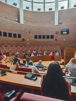 Alumnat de l'Escola de Ciutadania per a persones migrants visita Les Corts