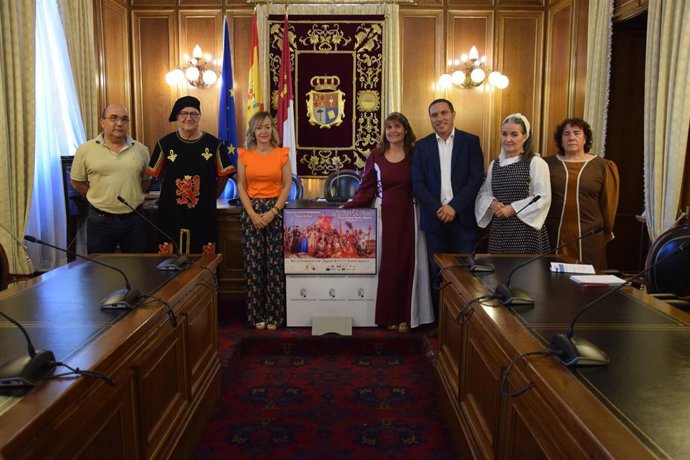 El presidente de la Diputación de Cuenca, Álvaro Martínez Chana, destaca la inversión de 420.000 euros en las murallas de Cañete durante la presentación dela Alvarada