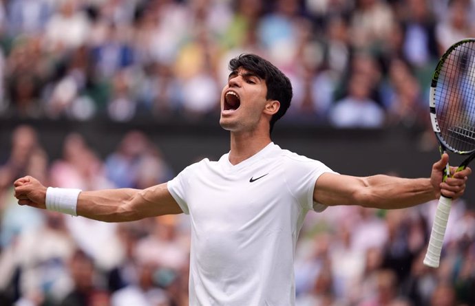 El tennista espanyol Carlos Alcaraz celebrant la passada a la final de Wimbledon.