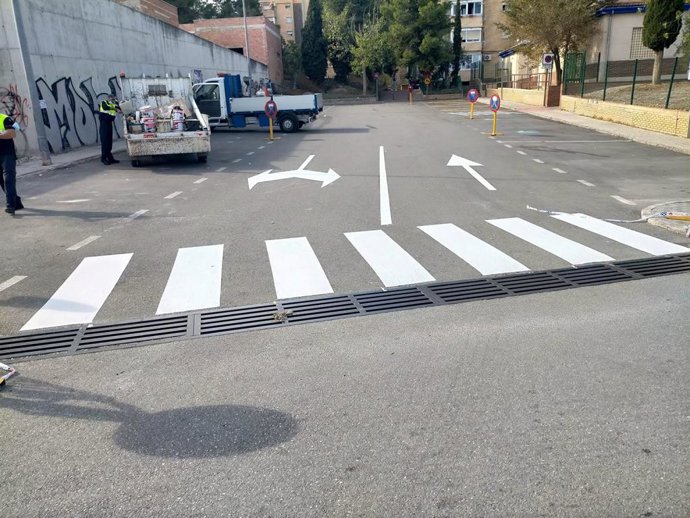 Archivo - Trabajos de pintura de pasos de cebras y señalización vial/Archivo