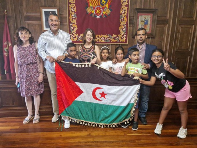 La alcaldesa de Teruel, Emma Buj, con los niños saharauis del programa 'Vacaciones en paz'.