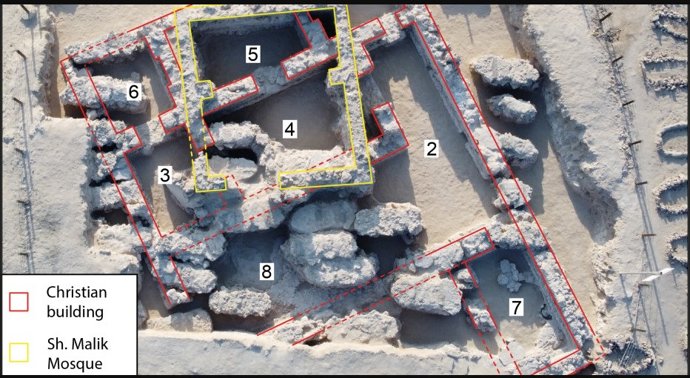 El edificio sobrevivió porque posteriormente se construyó una mezquita encima de él.