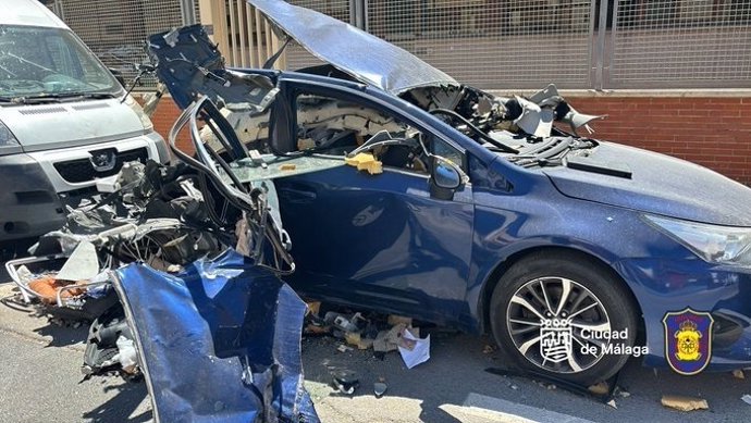 Coche en cuyo interior ha ardido una bombona en Málaga capital.